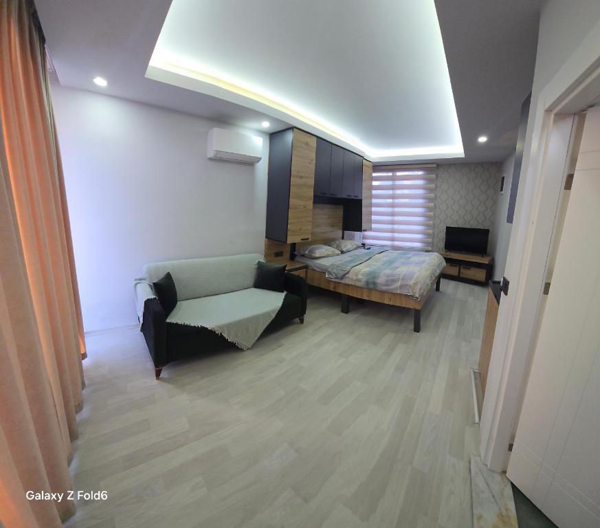 Un pat sau paturi într-o cameră la Centre Side Pool Suite