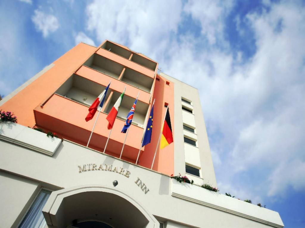 マロッタにあるMiramare Inn Hotelの旗が掛けられた建物