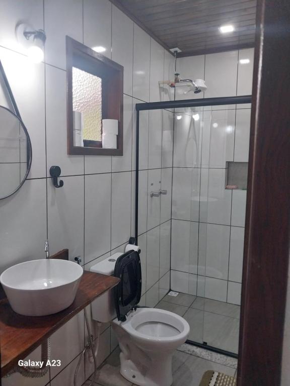 ein Badezimmer mit Toilette, Waschbecken und Dusche in der Unterkunft Morada do sabiá in Resende