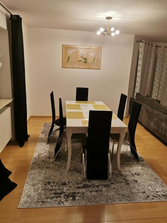 a dining room with a white table and chairs at Lounge house in Burgau