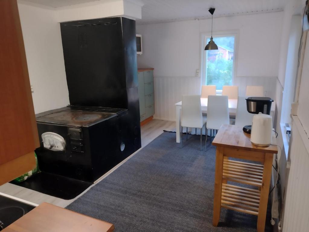 Una cocina con estufa y un comedor. en A place of peace for your holiday!, en Kontiolahti