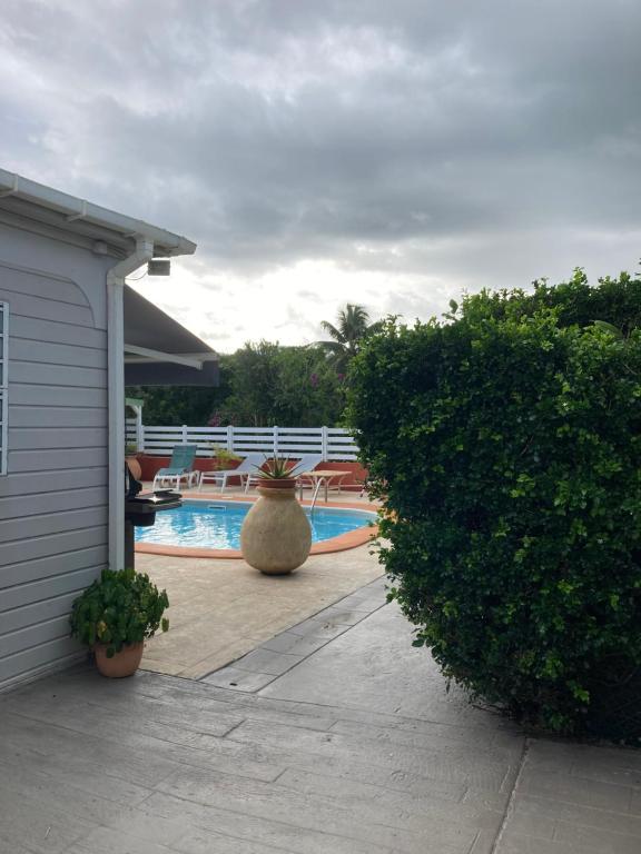 Bazén v ubytování T2 Ti Joe Au cœur de Guadeloupe nebo v jeho okolí