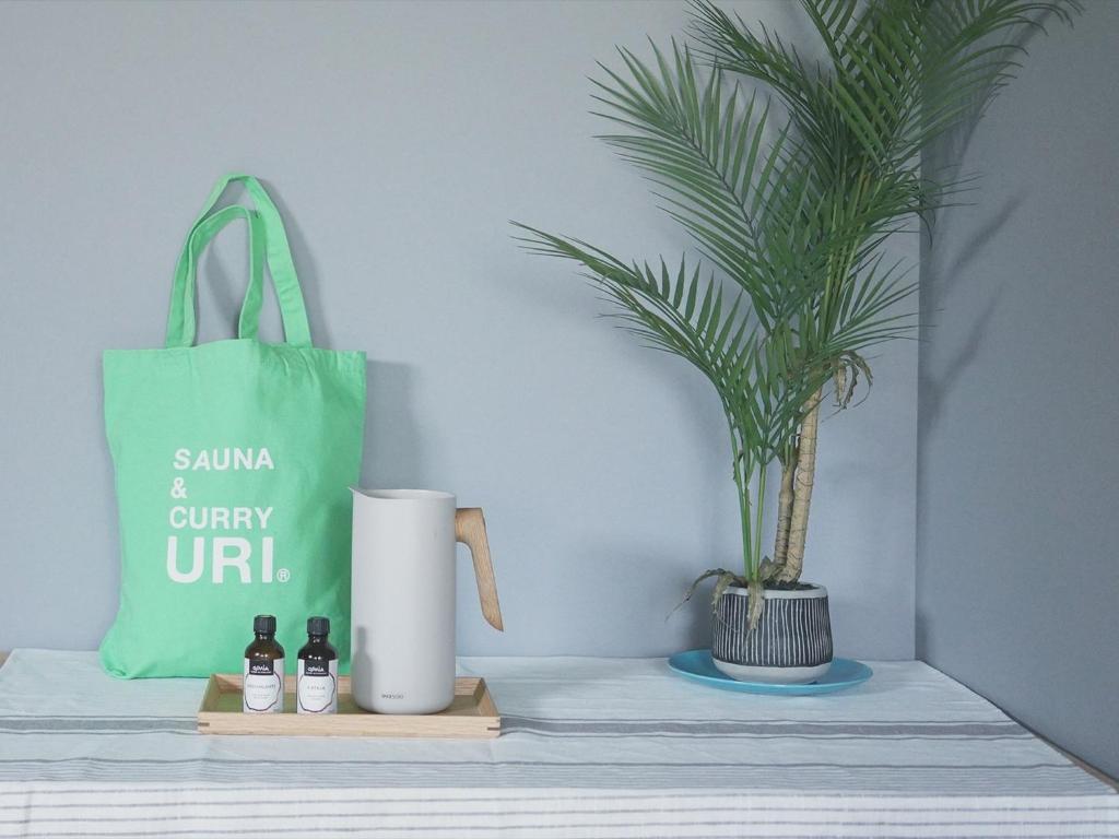 ein Tisch mit zwei Flaschen Wein und einer Tasche in der Unterkunft SAUNA&CURRY URI HIGASHIOSAKA - Vacation STAY 21491v in Osaka