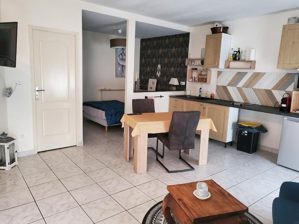 un salon avec une table et une cuisine dans l'établissement Large quiet studio,, à Angers
