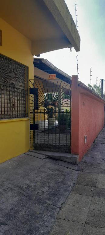 un cancello sul lato di un edificio di Casa em Belém a Belém