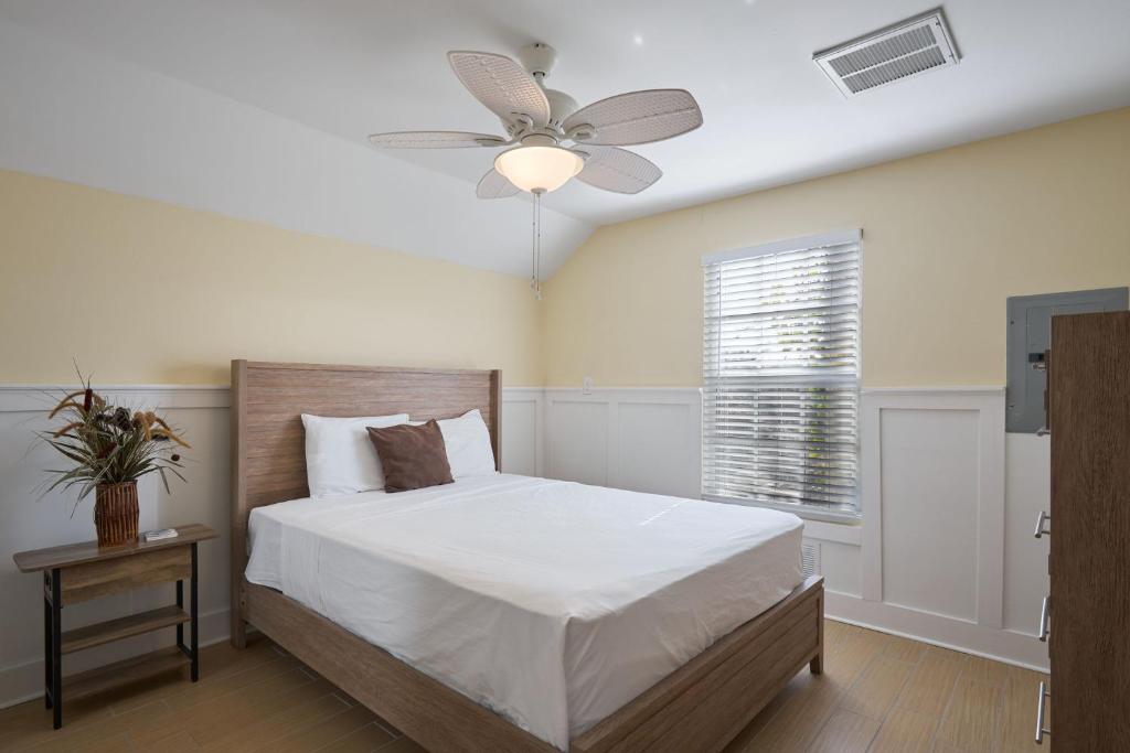 Ένα ή περισσότερα κρεβάτια σε δωμάτιο στο Gorgeous Apartment on Mango St Steps to Beach