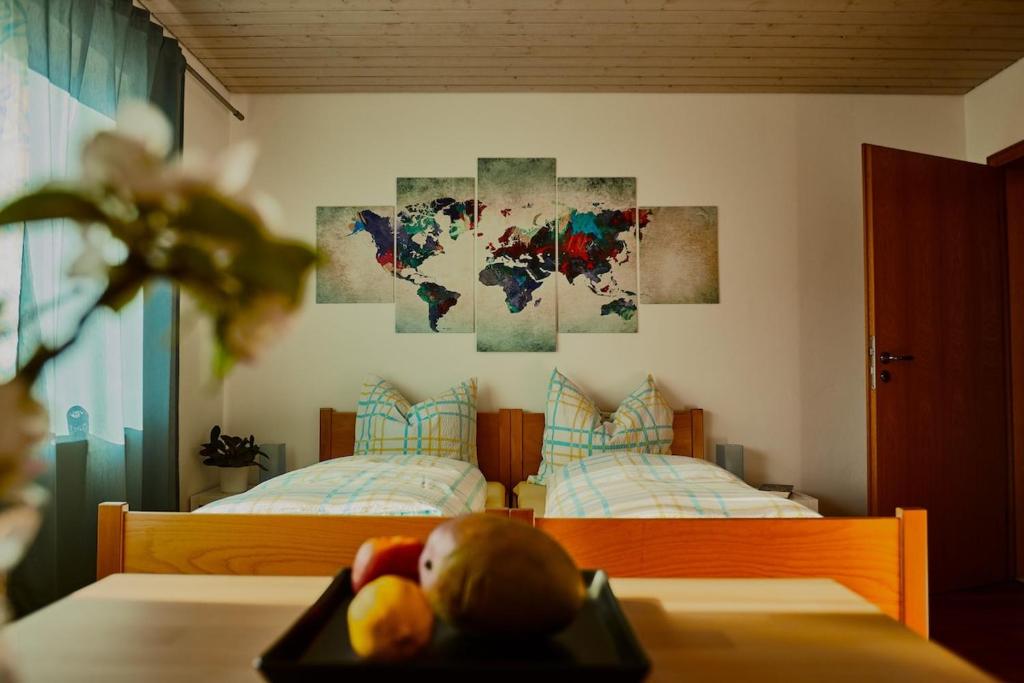 - une chambre avec deux lits et un animal farci sur une table dans l'établissement Himmelferien Studio and wonderful garden, à Hergensweiler