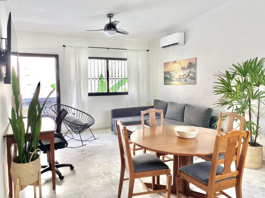 un salon avec une table et un canapé dans l'établissement Ecosuite 1, cerca del océano y del centro de Mazatlán, à Isla Cardones