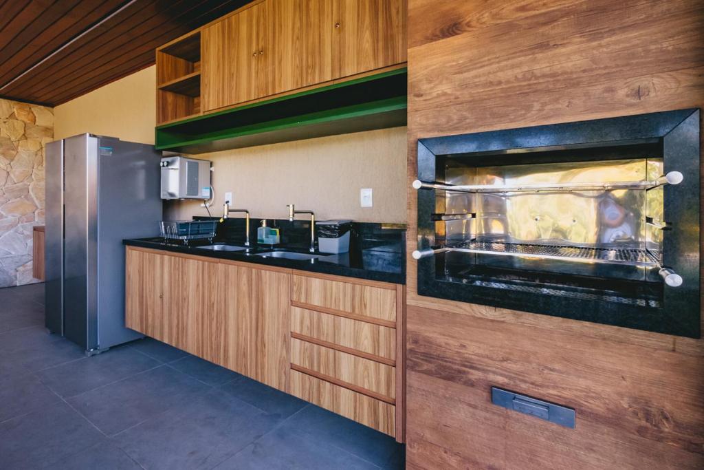 Kuchyň nebo kuchyňský kout v ubytování Novíssimo com Varanda Gourmet 10 min a pé da praia