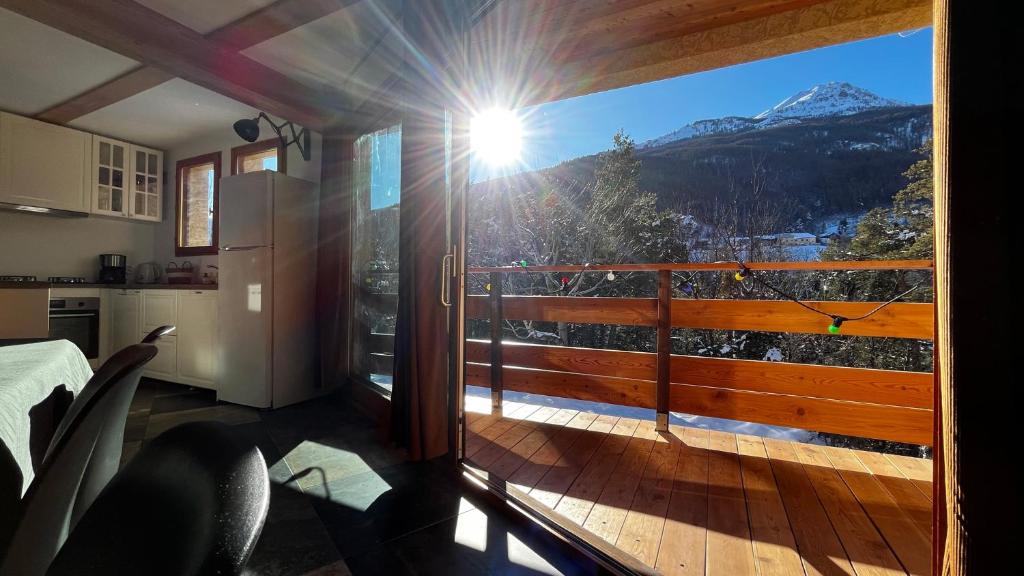 Zimmer mit Balkon und Bergblick in der Unterkunft Hébergement 4 étoiles Accès Pied des Pistes en Navette Gratuite in Saint-Chaffrey