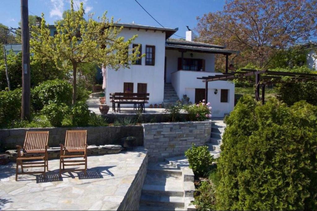 due sedie davanti a una casa bianca di Sea & Mountain Pelion a Mouresi