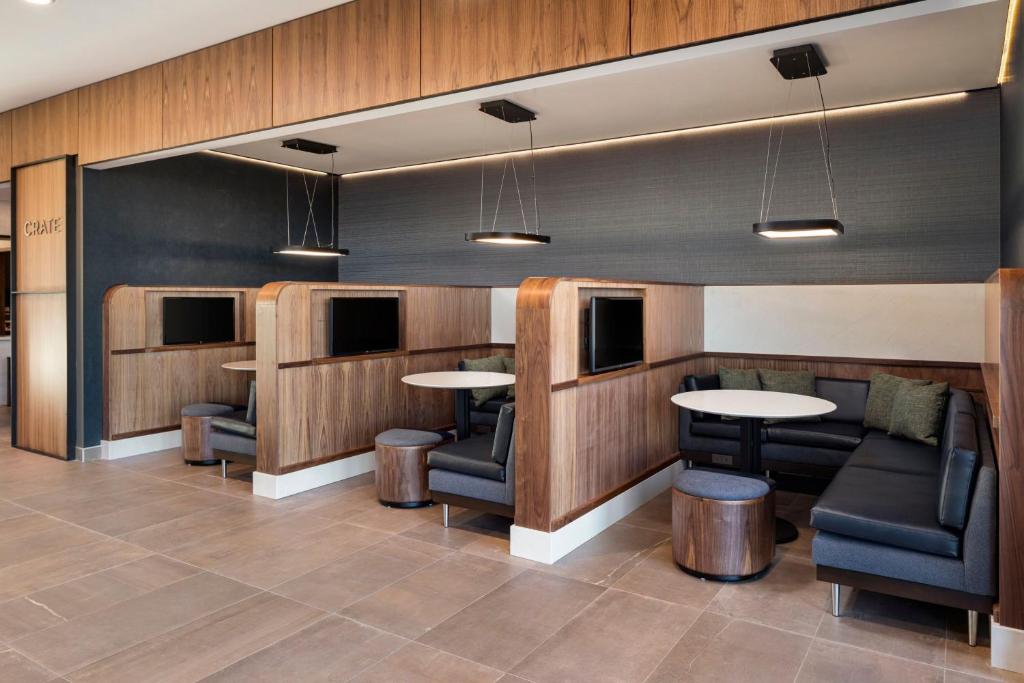 Posezení v ubytování Courtyard by Marriott Bettendorf