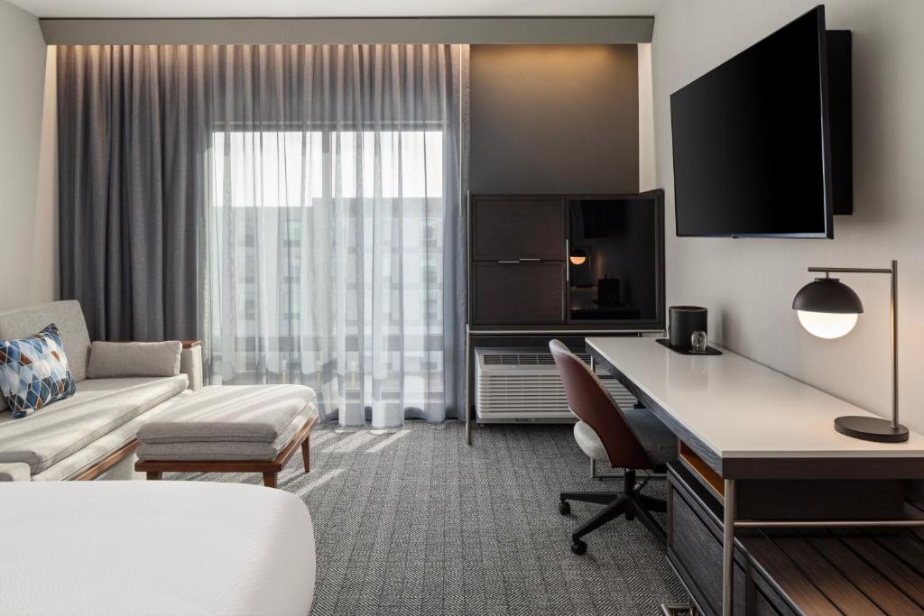 Postel nebo postele na pokoji v ubytování Courtyard by Marriott Bettendorf