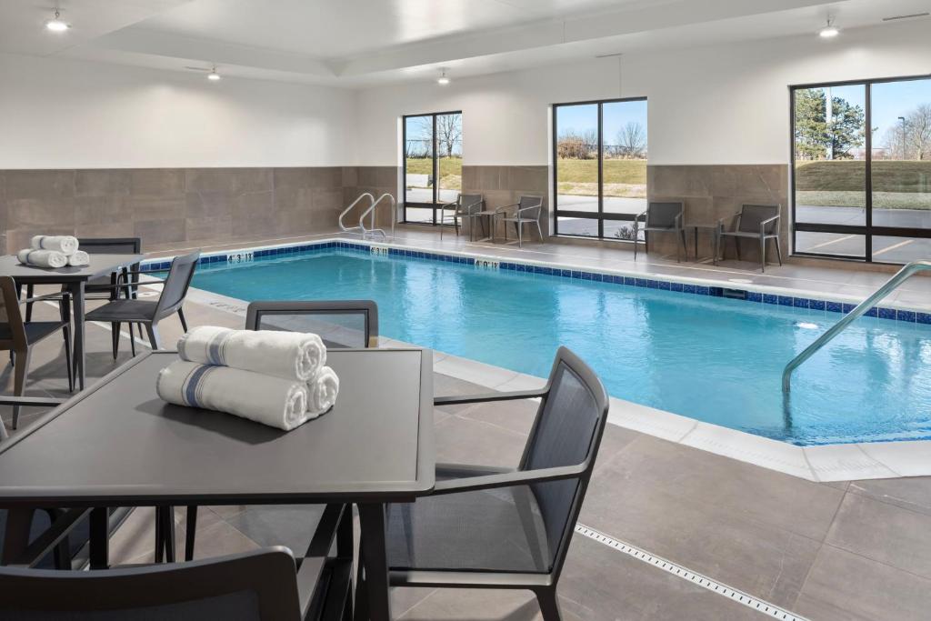 Bazén v ubytování Courtyard by Marriott Bettendorf nebo v jeho okolí