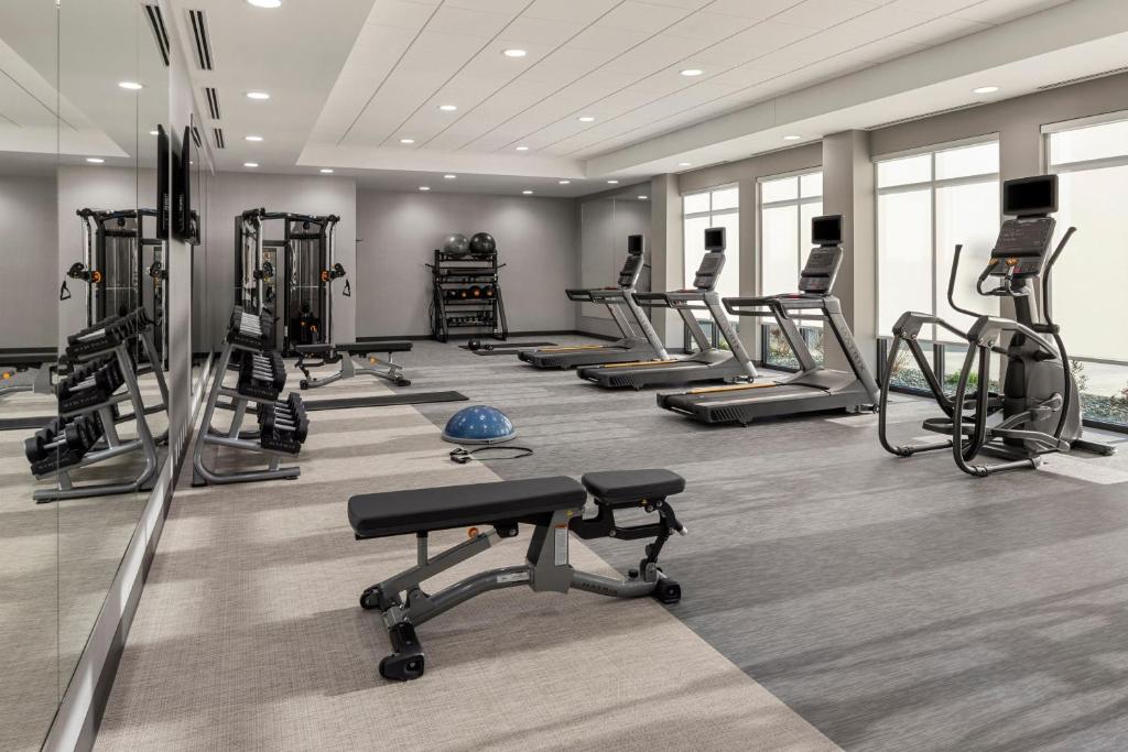 Fitness centrum a/nebo fitness zařízení v ubytování Courtyard by Marriott Bettendorf