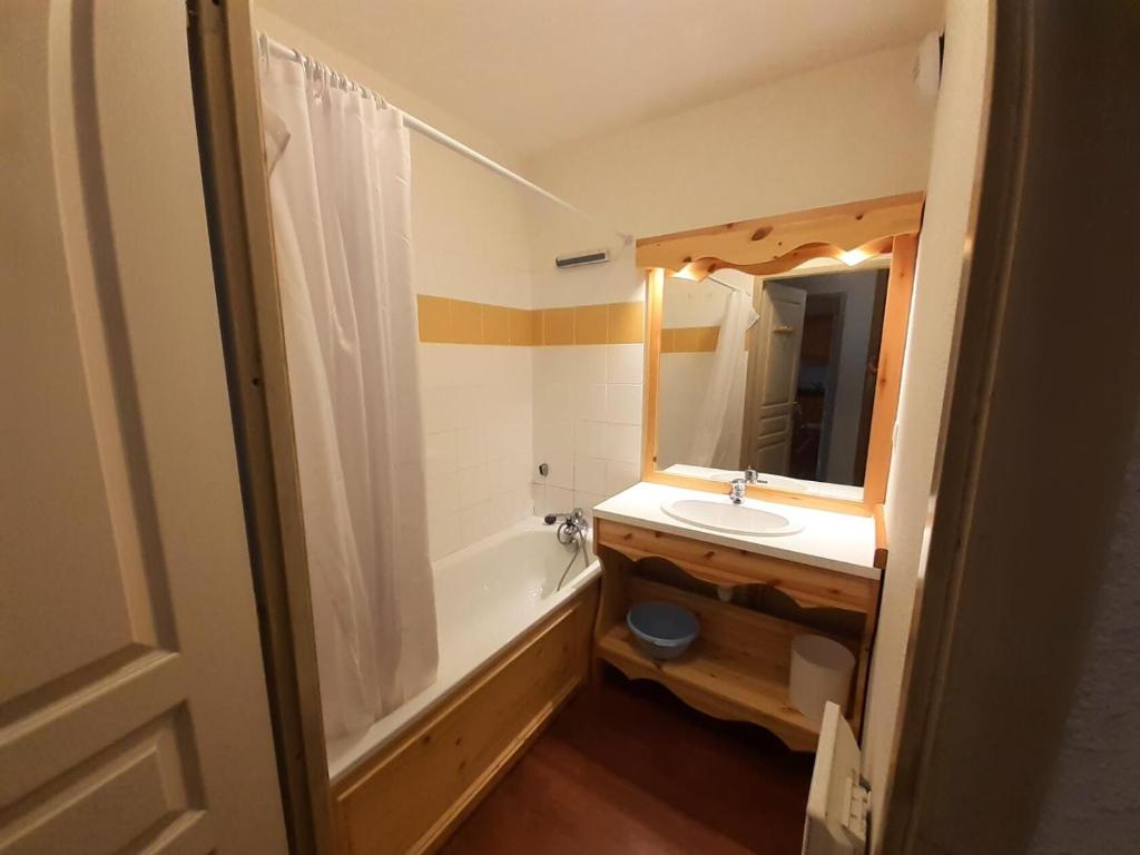 une salle de bain avec une baignoire, un lavabo et un miroir dans l'établissement Chalet Florence - 3 Pièces pour 6 Personnes MAE-2011, à Modane