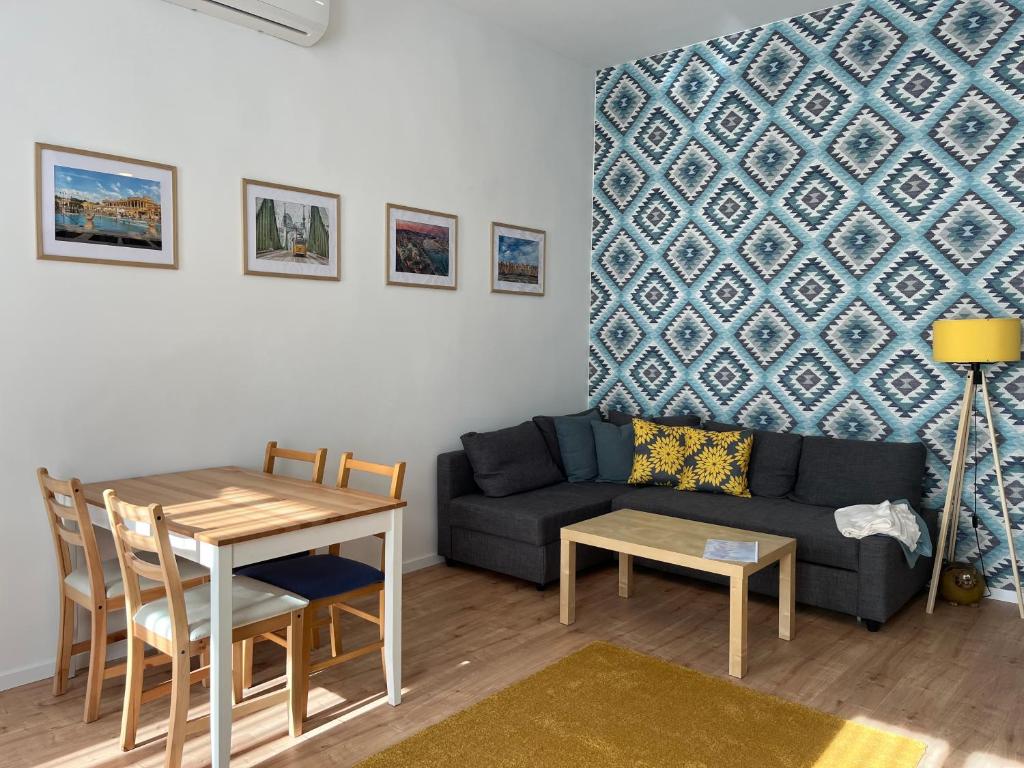 Hotel CenterPoint R7 Apartment, a living room with a couch and a table at CenterPoint R7 Apartment in Budapest