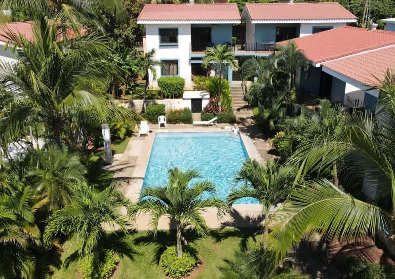 una vista aérea de una piscina frente a una casa en Minimalist Condo with a Beautiful New Design, Bound Patio, and Shared Community Pool, en Coco