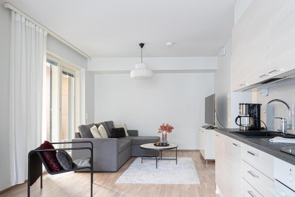 Kuchyň nebo kuchyňský kout v ubytování Ydinkeskustan uusi kahden makuuhuoneen huoneisto, sauna ja 2 wc