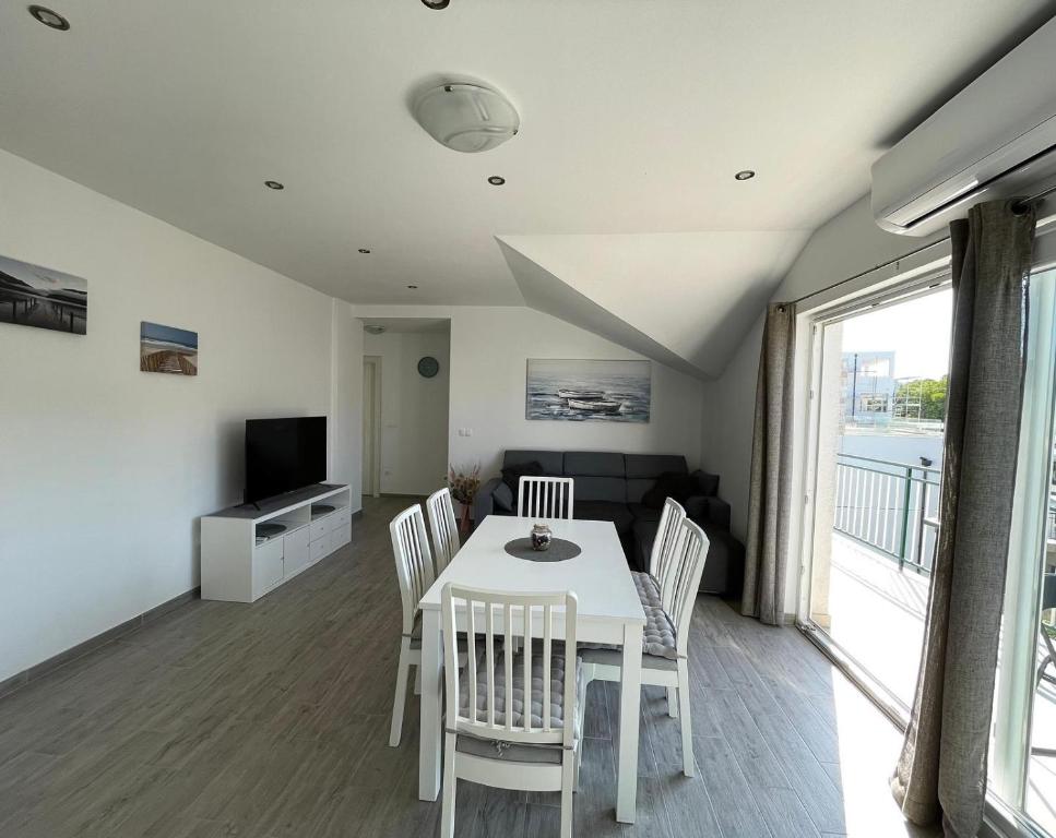 Televízia a/alebo spoločenská miestnosť v ubytovaní Apartments Kostelic