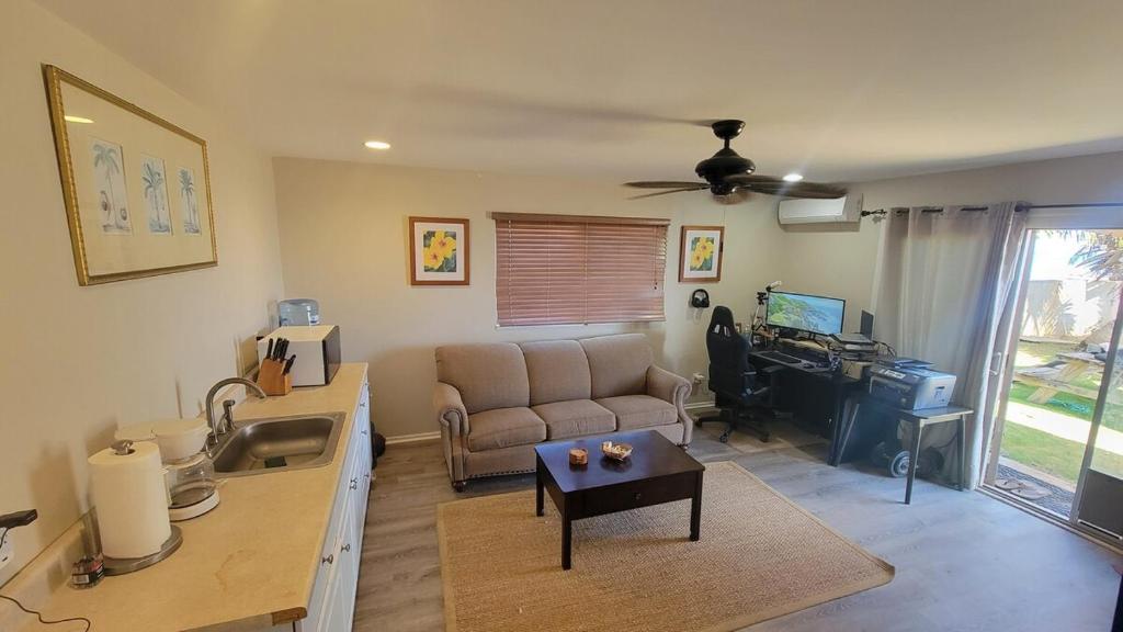 TV a/nebo společenská místnost v ubytování 1br with 1ba Oceanfront in Beautiful Kualoa