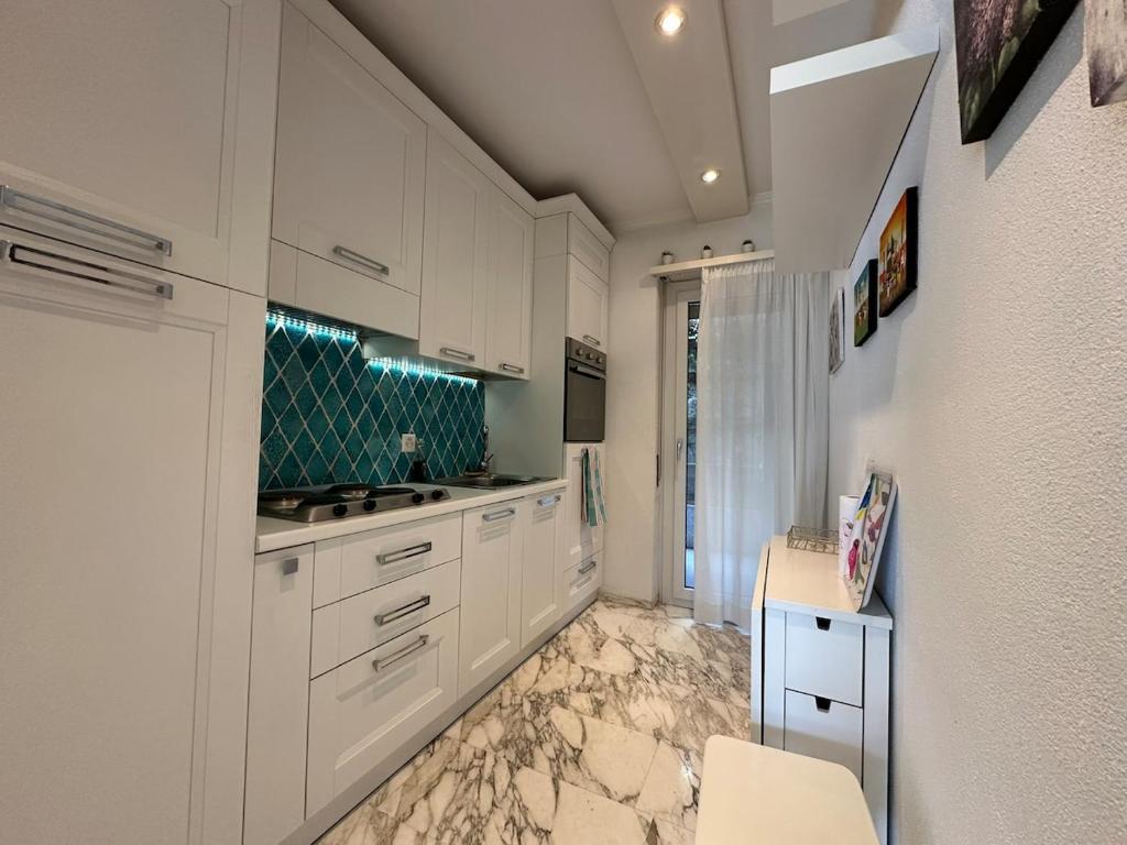 Kuchyň nebo kuchyňský kout v ubytování Luxury Penthouse, lake view