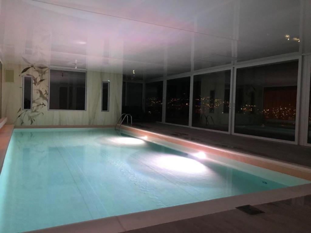 Bazén v ubytování Luxury Penthouse, lake view nebo v jeho okolí
