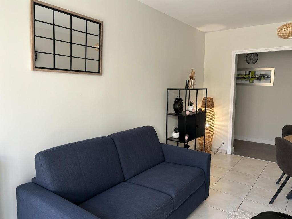- un canapé bleu dans le salon dans l'établissement T3 centre ville Rodez, à Rodez