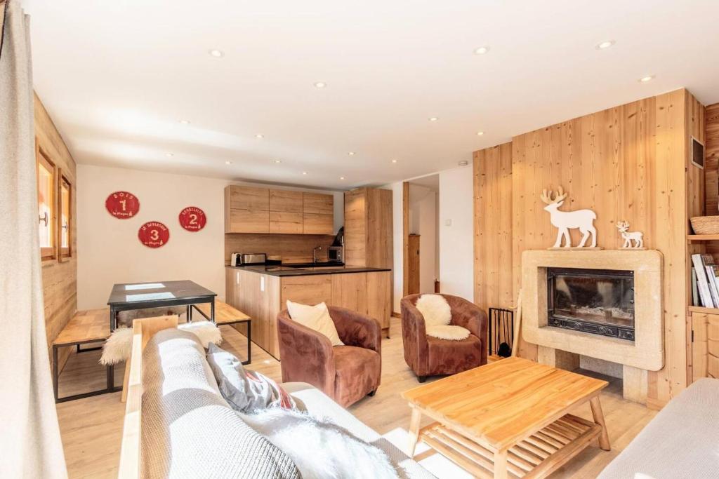 un salon avec un canapé et une cheminée dans l'établissement Résidence Les Alpages - Chalet des ALPAGES N°15 MAE-9751, à La Plagne Tarentaise