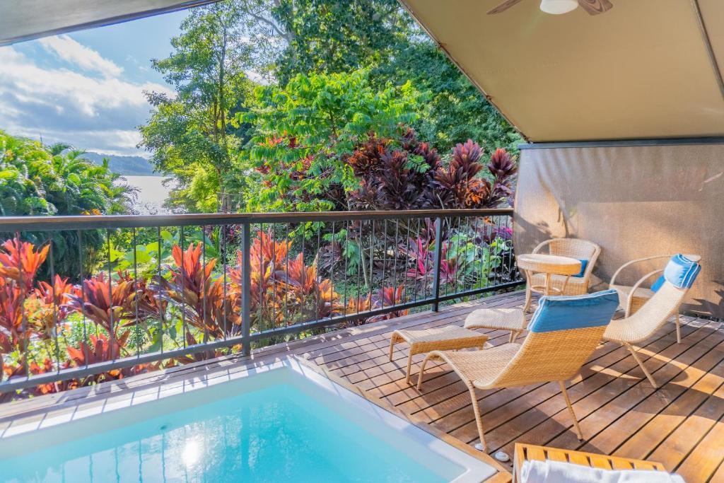 Isla Chiquita Glamping Hotel - Premium Tent Ocean View King Bed