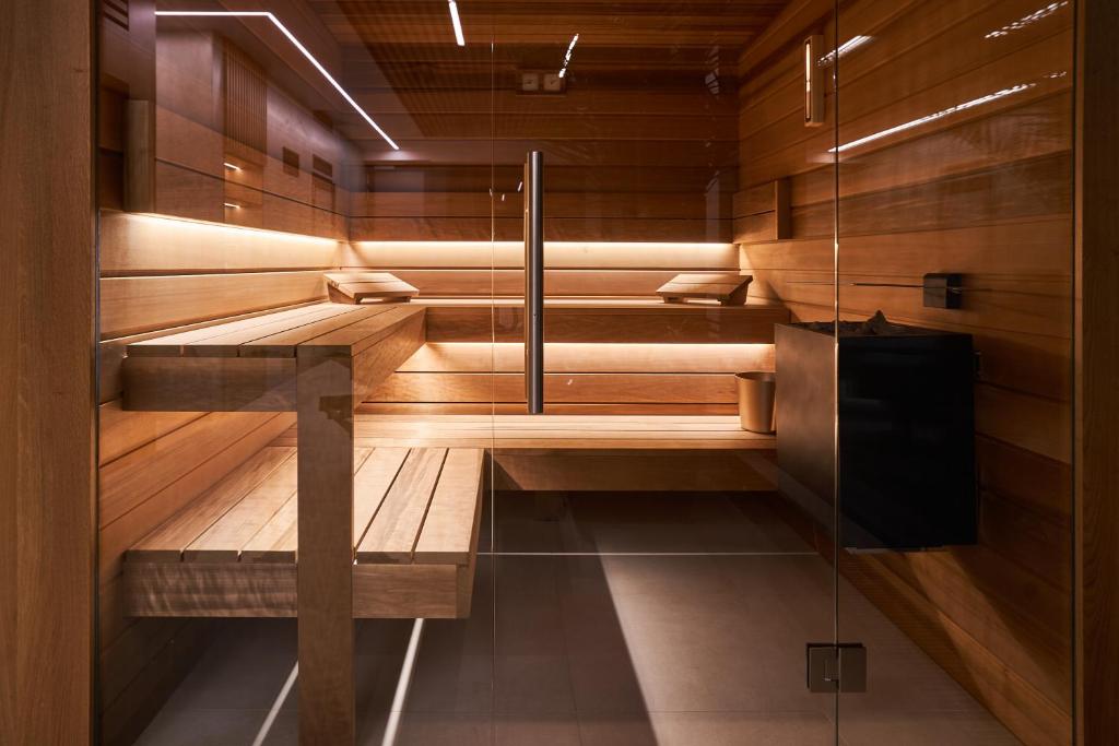 Palanda nebo palandy na pokoji v ubytování Design Villa Stella private pool & spa