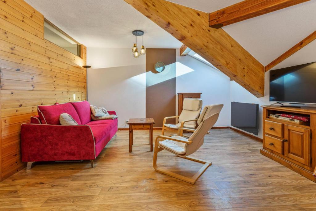 un salon avec un canapé rouge et une télévision dans l'établissement Résidence Les Hauts De Preclaux - Appartement au dernier étage situé aux Orres 1800 MAE-4021, aux Orres