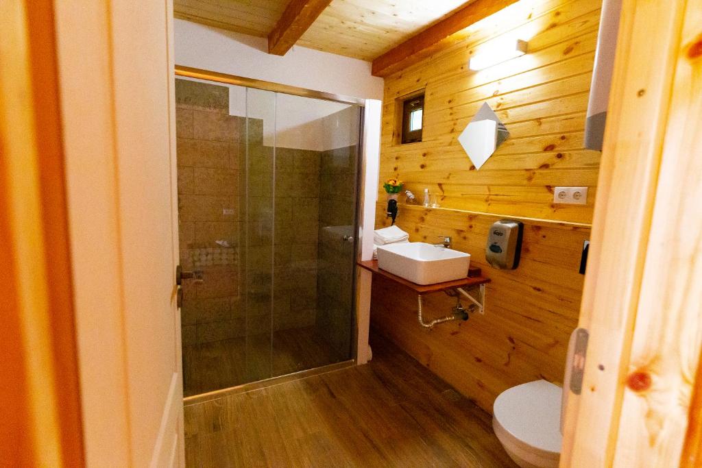 Koupelna v ubytování Complex turistic Traisteni din Valea Doftanei