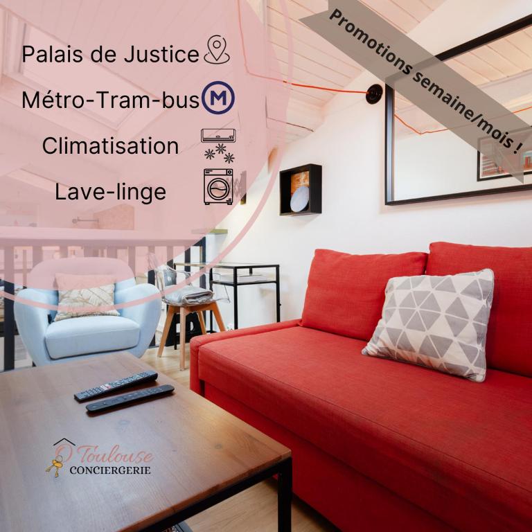un salon avec un canapé rouge et une table dans l'établissement Le Duplex Central tout équipé, à Toulouse