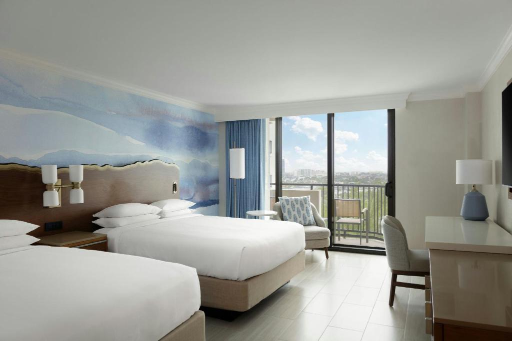 Postel nebo postele na pokoji v ubytování Fort Lauderdale Marriott Harbor Beach Resort & Spa