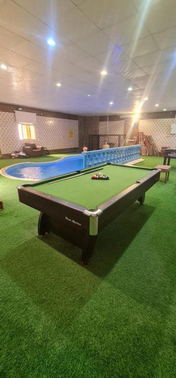 Biliár nebo kulečník v ubytování Al Moltaqua Chalet