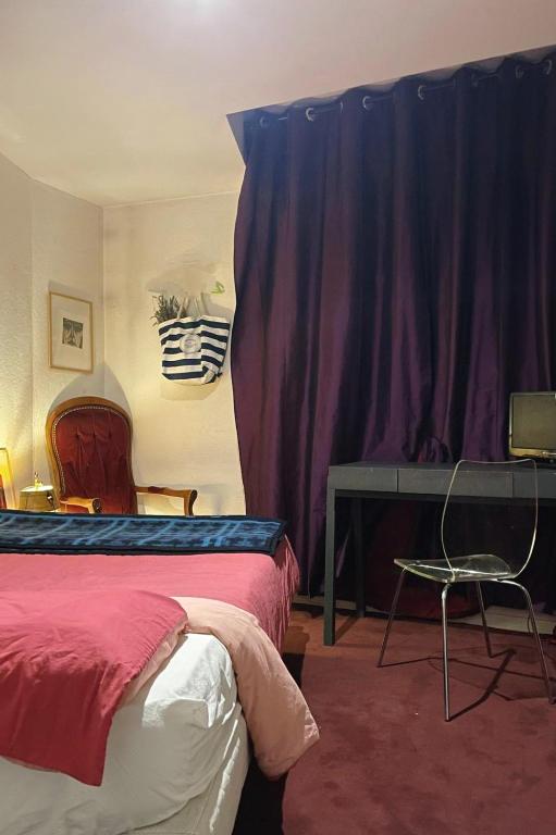 - une chambre avec 2 lits, un bureau et des rideaux violets dans l'établissement Cute16, à Paris