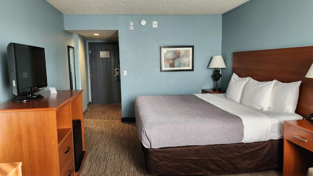 Cama ou camas em um quarto em Quality Inn & Suites Garden Of The Gods
