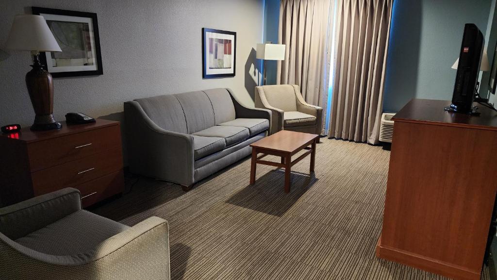 Uma área de estar em Quality Inn & Suites Garden Of The Gods