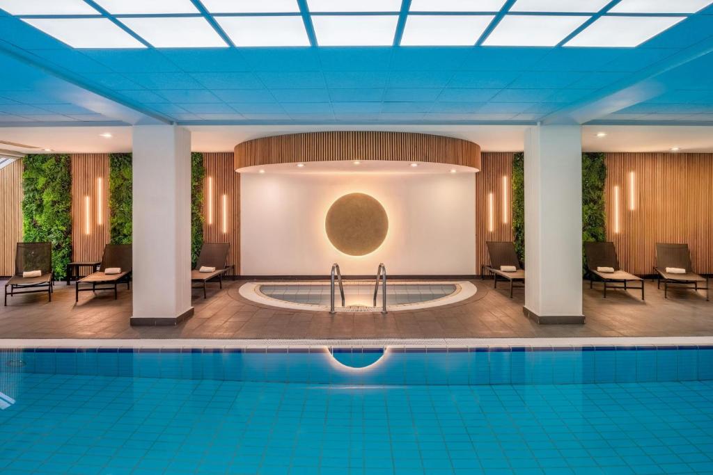a pool in the middle of a hotel lobby at Munich Marriott Hotel in Munich