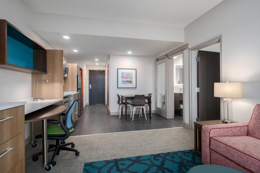 Kuchyň nebo kuchyňský kout v ubytování Home2 Suites By Hilton Phoenix Midtown