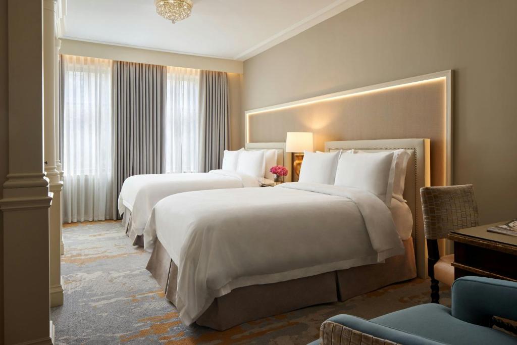 Postel nebo postele na pokoji v ubytování The St. Regis Washington, D.C.