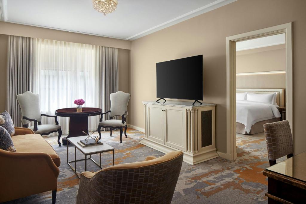 TV a/nebo společenská místnost v ubytování The St. Regis Washington, D.C.
