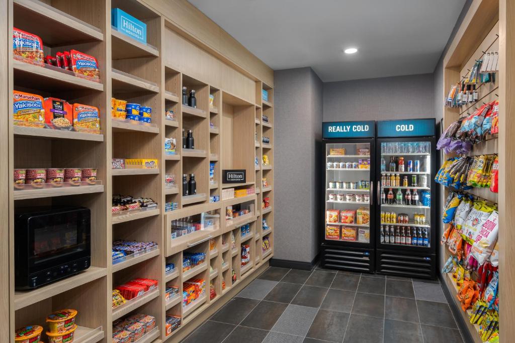 Supermarket nebo jiné obchody v  hotelu nebo okolí