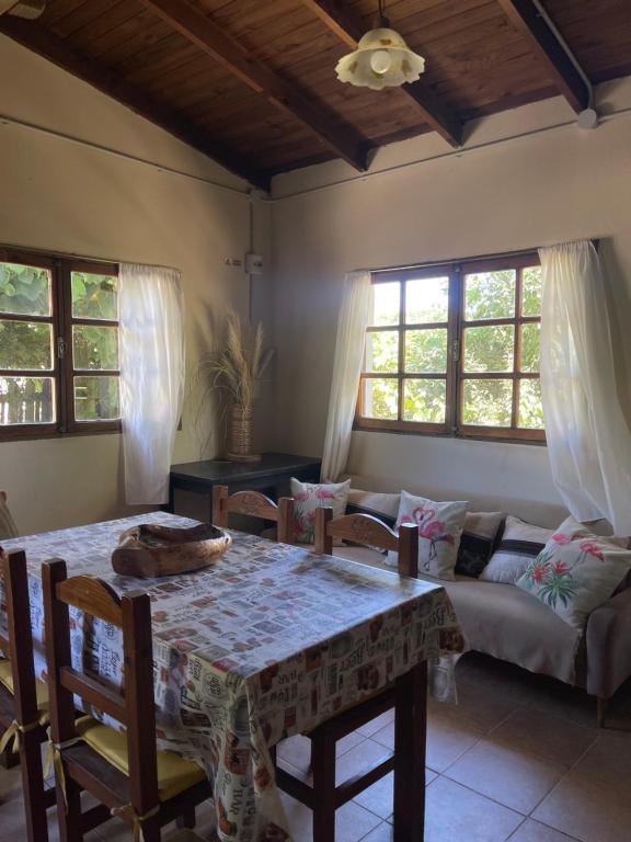 una sala de estar con una mesa y un sofá en Entre Jardines, en El Bolsón