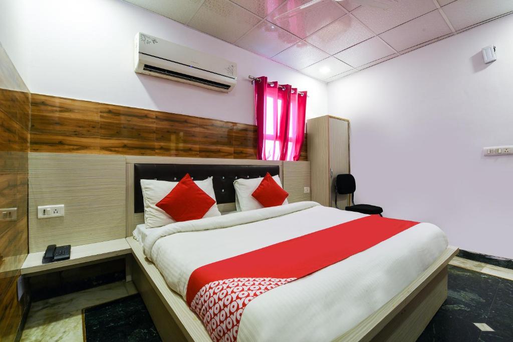 Postel nebo postele na pokoji v ubytování Super Hotel O krishna