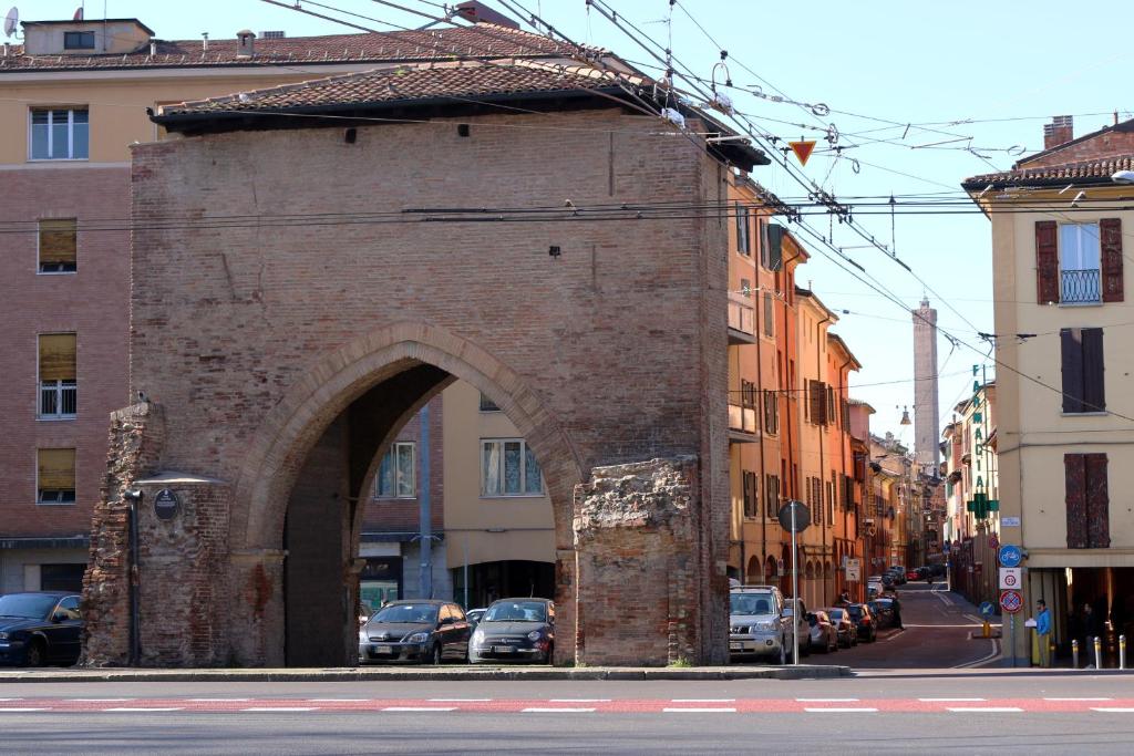 ボローニャにあるB&B San Vitaleの市通りにアーチのある古いレンガ造りの建物