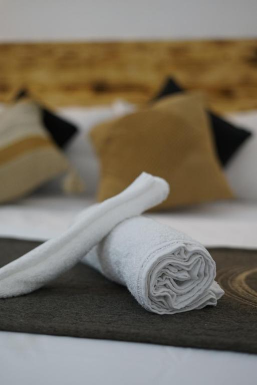 a pile of white towels sitting on a table at studio au cœur d'Alger centre in Sidi MʼHamed