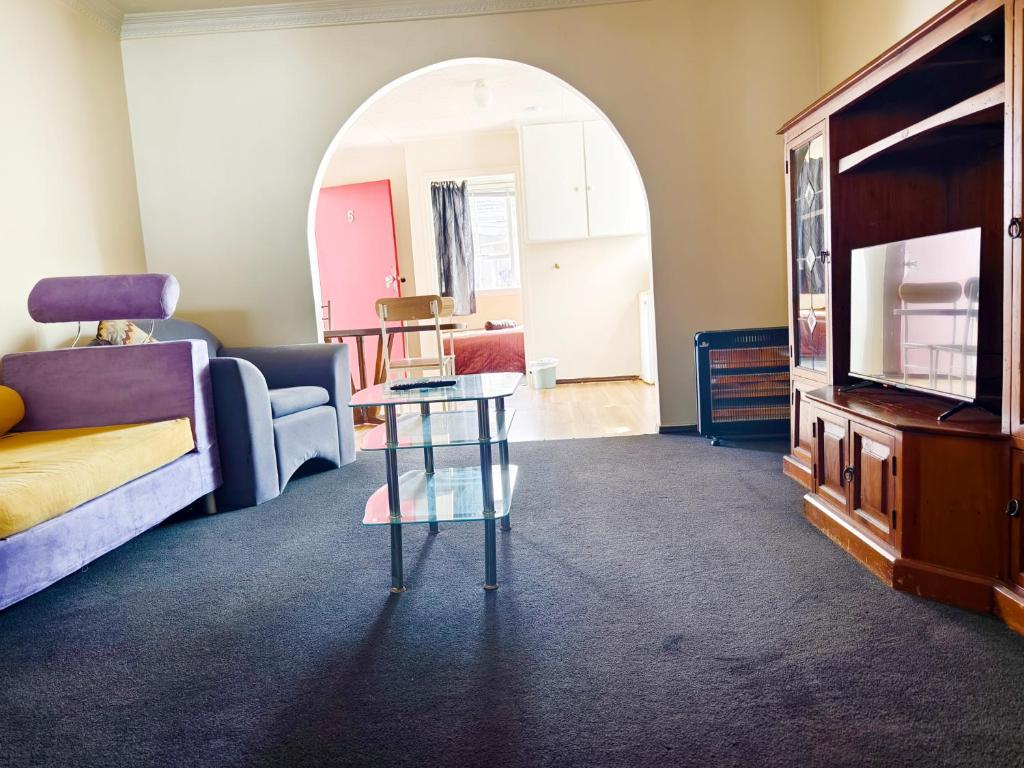 TV a/nebo společenská místnost v ubytování Ferry Motel