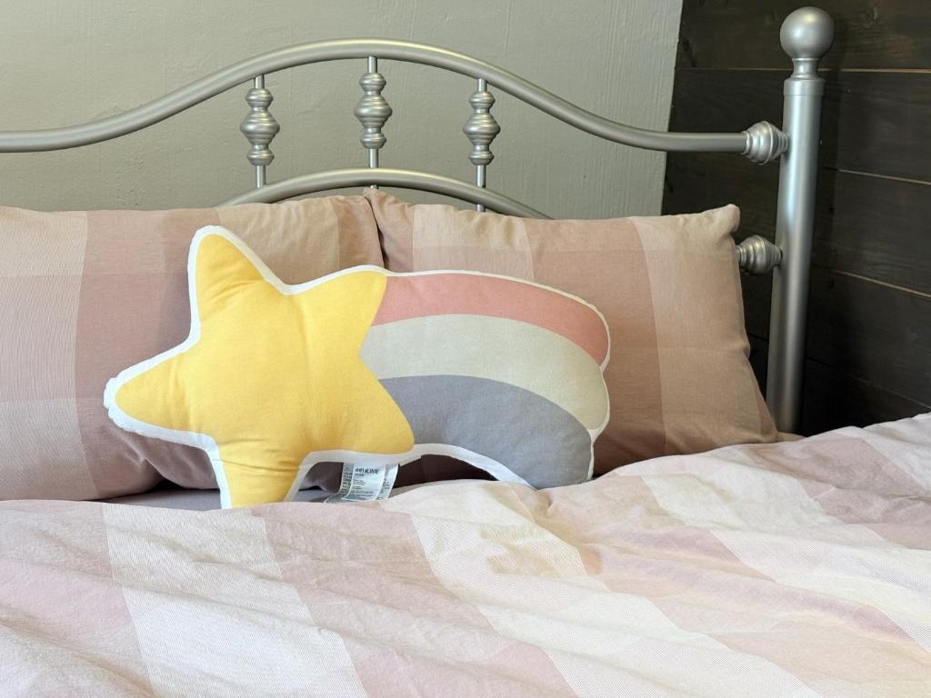 a pillow with a star sitting on top of a bed at Seiryukyou in Nishinoomote